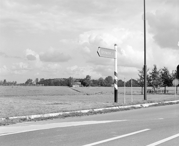 884451 Afbeelding van een ANWB-wegwijzer bij de afrit van de A27 op de Biltse Rading te Utrecht, met op de achtergrond ...